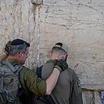 סבא שורד שואה – לצד הנכד הלוחם: תמונת הניצחון מהכותל