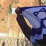 לקול מחיאות כפיים בגבול: דגל ישראל הונף והרשתות געשו