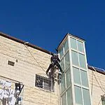 איבד את יציבותו כשעבד בקומה הרביעית ונותר תלוי על חבלים – כך חולץ