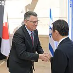 גדעון סער נפגש עם עמיתו היפני: "נפעל ביחד לחיזוק היחסים"