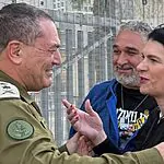 מחווה אנושית מחוץ לקריה: הרמטכ"ל עצר לשיחה עם משפחת גואילי