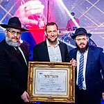 בהאנגר ענק בכפר חב"ד: יוסי דגן קיבל את אות "שגריר של אור"