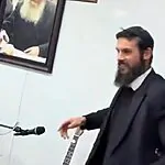 תיעוד של השחקן המפורסם מתגלגל על השולחן משגע את הרשת