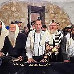 לראשונה משנת 2000: תפילה לאור יום בקבר יוסף