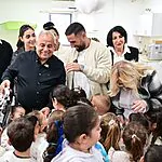מרגש: שורד השבי הגיע לחבק את הילדים שהתפללו עבורו