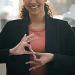 סימנים של שינוי: השפה שאתם לא מכירים נאבקת על מעמדה בישראל