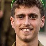 אהב את הים והגלים: בית הספר הציב ספסל מעוצב לזכר הבוגר שנפל