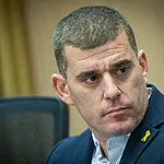חבר הכנסת יצא לריצה ונדהם: "ראיתי את הבחור מדביק סטיקר"