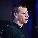 עמית סגל עם חולצה חדשה בעקבות גל של שאלות: "אין מה לשאול אותי"