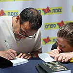 בשורה אחת עם עמוס עוז ודוד גרוסמן: אלי שרעבי זכה בפרס הבינלאומי