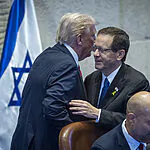 טראמפ דורש מהרצוג: "תן לנתניהו חנינה עוד היום"