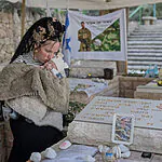 מצמרר: אמונה ביקרה בקבר בעלה עם בנם שנולד לאחר נפילתו