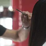 מקרה שלישי בחודשיים: צעירה אושפזה בגלל החלקת שיער – שוחררה במצב טוב