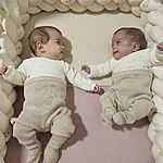 הן נולדו יחד אבל גדלו בנפרד – ואז הגיע הרגע שחיכו לו