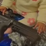 פעוטה משחקת עם M-16: התיעוד המזעזע שגילו השוטרים בנגב
