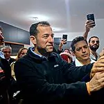 השר קבע מזוזה לעולים מצרפת וחשף: "אני הראשון במשפחה שנולד בישראל"
