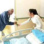 אמונה הגיעה למחלקה הגריאטרית ביום חתונתה ושימחה את החולים | צפו