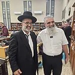 רגע לפני התמונה המדוברת: השיחה שגרמה לרב שרלו ולרב זרביב לצחוק גדול