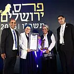 פעילת הימין קיבלה פרס יוקרתי – ואמרה: "זה הזמן למחוק את הפשע"