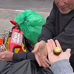 שבר את הרשת: אריאל יצא לחלק שוקולד לאנשים – ולא ציפה לתגובות
