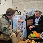 משיח, במהרה בימינו ודגל ישראל: הפ'צים שהופיעו על המעיל של חבר הקונגרס