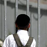 באמצע הרחוב: אישה גזרה לילד חרדי את הפאות ונעצרה