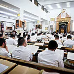 כמעט אסון: ארון ספרים קרס על אברך – שיצא ללא נזק | תיעוד