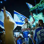 פורים במנהרות: מתן אנגרסט מתאר את הרגעים בשבי