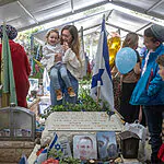 מצמרר: בנו של לוחם סיירת מטכ"ל חגג חלאקה לצד קבר אביו