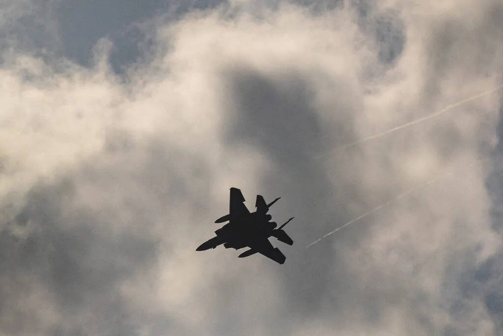 חיל האוויר השמיד מסוק מסוג "MI-17" ותקף חייל בסיג' בעמדת שמירה באיראן