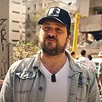 "נשארתי בלי דירה": השחקן חוזר לבית ההרוס – ומדבר על אחדות