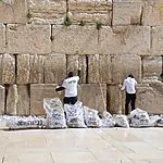 פתקי התפילה שהגיעו מהמדינות הערביות והוטמנו בכותל