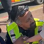 "אני פה איתך": השוטר הרגיע את הילדה המבוהלת לאחר אזעקה