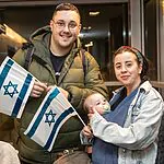 בין אזעקות לטיסה: הפעוט בן 5 החודשים שהגיע לישראל עם משפחתו