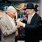 "ביקש ממני לשמור עליה כל החיים": הרגע המרגש של הקשיש בן ה-95