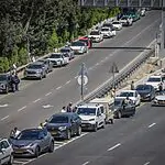 ישראל מתייחדת: עומדים בצפירה בכביש