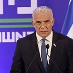 לפיד על האיחוד: "המרכז הישראלי כולו צריך להתייצב מאחורי בנט"