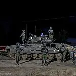 חיילינו עומדים דקת דומיה בגבול רצועת עזה לזכר חללי מערכות ישראל
