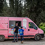 יוזמה מתוקה: במקום שיעור בזום – המורים הגיעו אל התלמידים באוטו גלידה