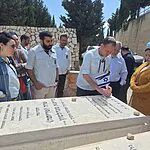 לקראת יום הזיכרון: המדריכים והמנהלים עלו לקברה של "האמא של התנועה"