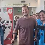 כשהוא מוקף בדגלי ישראל: הסמג"ד שנפצע קשה בלבנון שוחרר מבית החולים