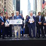 הקונסול הכללי בניו יורק אופיר אקוניס בנקודת ההזנקה למצעד ישראל