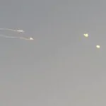תיעוד: שני טילים איראניים יורטו בשמי איחוד האמירויות