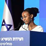 ירוס זלקה, אחותו של ימנו זלקה ז"ל, בוועידת הנשיא: "החברה הישראלית היא לא רק הכותרות השליליות על פילוג. לעם ישראל יש לב, לב ענק. יש בה אנשים שמוכנים להתייצב אחד בשביל השני גם כשהם חלוקים בדעותיהם”
