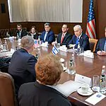 נתניהו נפגש עם מנכ״ל ״מועצת השלום״ של טראמפ – ניקולאי מלאדנוב וצוותו