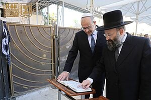 ראש המוסד רומן גופמן מבקר הבוקר בכותל המערבי