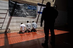 דוח מבקר המדינה: הזינוק במספר האסירים הביטחוניים הוביל לשחרור מחבלים ולצמצום מעצרים
