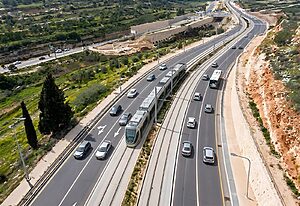 שרת התחבורה מירי רגב הכריזה על קידום רכבת קלה שתחבר לראשונה במסילה ישירה בין גוש עציון לירושלים. המהלך נועד לקצר את זמני הנסיעה ולהפחית עומסים