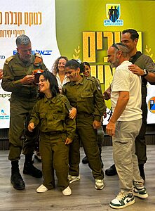 מתנדבי "גדולים במדים" זכו היום לקבל את הכומתה הכתומה של פיקוד העורף בתום מסע מפרך