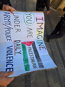 מפגין בחיפה נעצר על ידי המשטרה לאחר שתכנן להניף שלט שקרא ״נגד האלימות הישראלית״